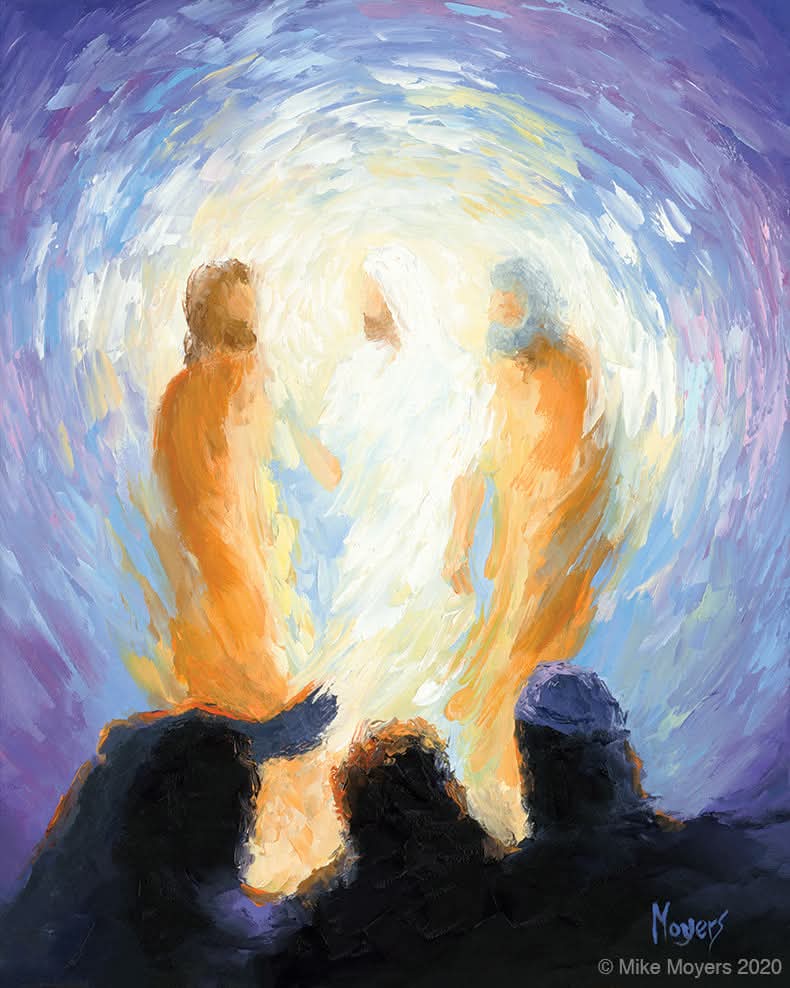 Pintura artística que representa la Transfiguración de Jesús, con tres figuras centrales rodeadas de una luz radiante. Jesús está en el centro, resplandeciente de blanco, entre Moisés y Elías, mientras tres discípulos observan la escena desde las sombras en la parte inferior.