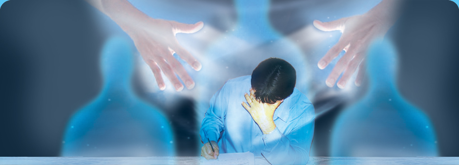 Hombre escribiendo con expresión concentrada mientras manos espirituales y siluetas luminosas lo rodean, sugiriendo influencia mediúmnica.