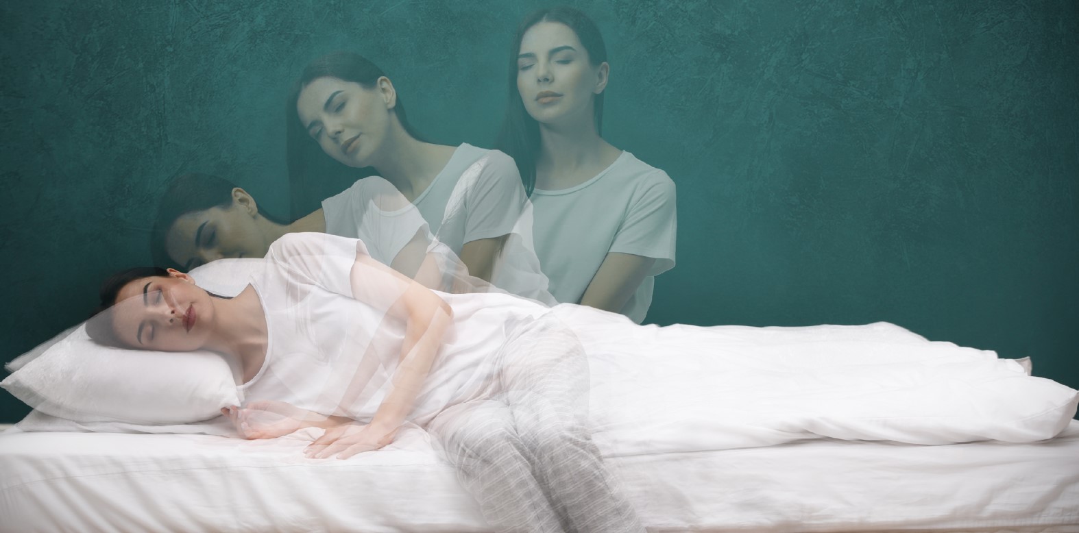 Mujer acostada en la cama mientras su espíritu parece elevarse y separarse de su cuerpo, representando un estado de sonambulismo o experiencia extracorporal.