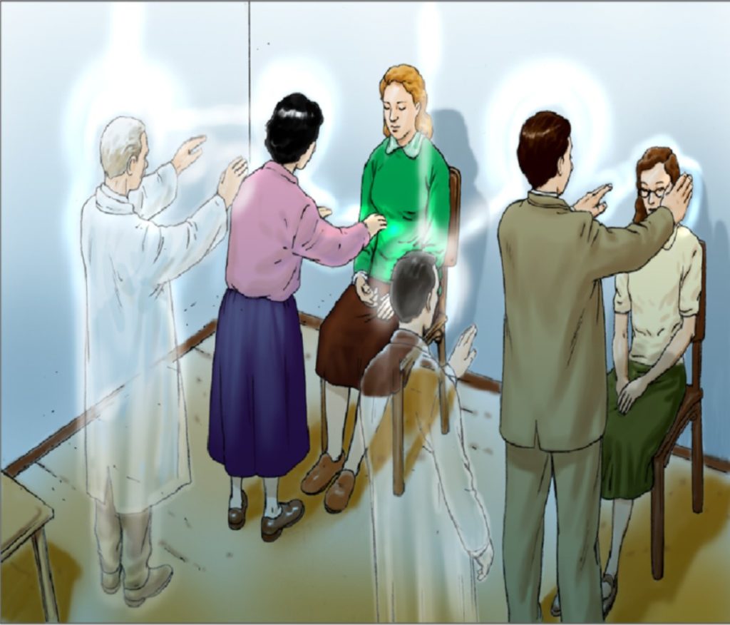 Escena de aplicación de pase espiritual, con médiums y espíritus trabajando juntos para transmitir energías curativas a dos personas sentadas, rodeadas de luces sutiles.