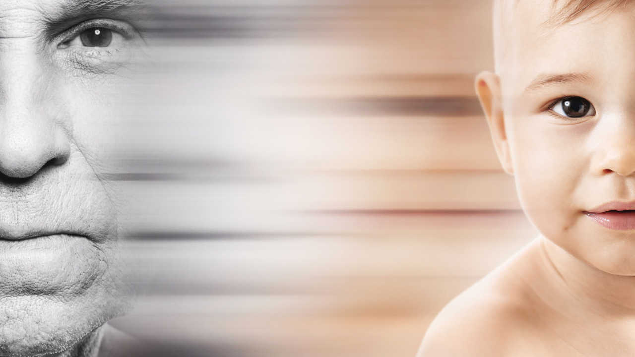 Mitad del rostro de un hombre mayor en blanco y negro junto a la mitad del rostro de un bebé en color, con un efecto de transición suave entre las imágenes.